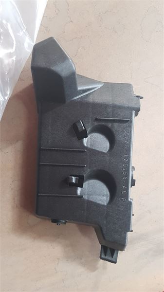 MGA 941485 — ÖN TAMPON BAĞLANTI BRAKETİ SAĞ ( FORD TRANSIT COURIER )